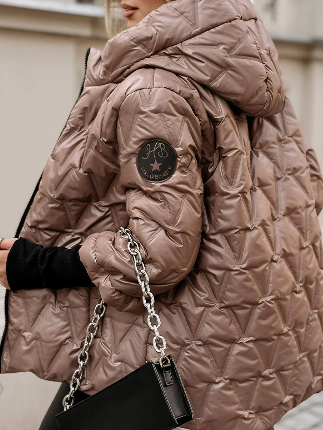 Damen Steppjacke mit Kapuze, Reißverschluss, robuster Stoff, ideal für kaltes Wetter, praktische Seitentaschen.