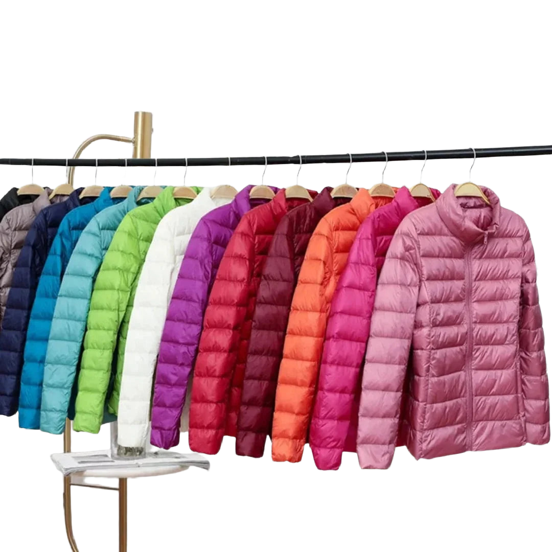 Damen Steppjacke gefüttert, warmes Material, praktischer Reißverschluss, Kapuze und seitliche Taschen für kalte Tage.