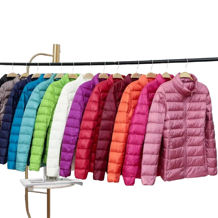 Damen Steppjacke gefüttert, warmes Material, praktischer Reißverschluss, Kapuze und seitliche Taschen für kalte Tage.