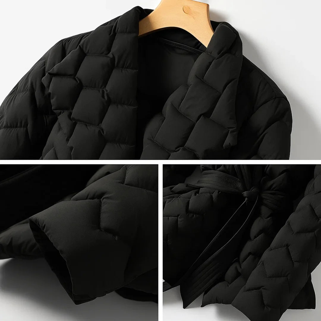 Damen Steppjacke aus leichtem Material, mit schickem Schalkragen und praktischen Bindegürtel für eine taillierte Passform.