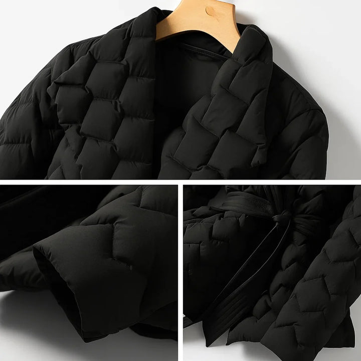Damen Steppjacke aus leichtem Material, mit schickem Schalkragen und praktischen Bindegürtel für eine taillierte Passform.