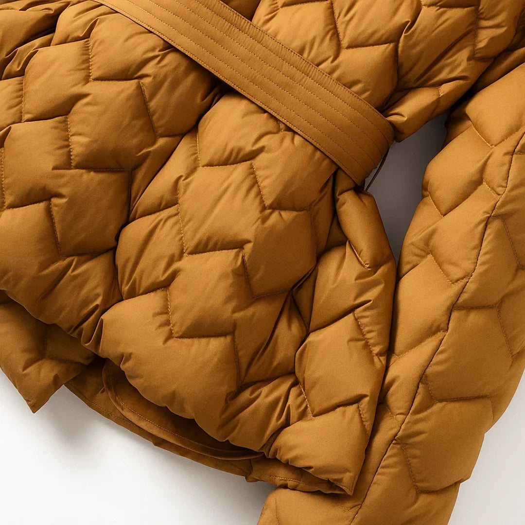 Damen Steppjacke aus warmer Polyesterfüllung, mit elegantem Schalkragen und praktischen Bindegürtel für verstellbare…