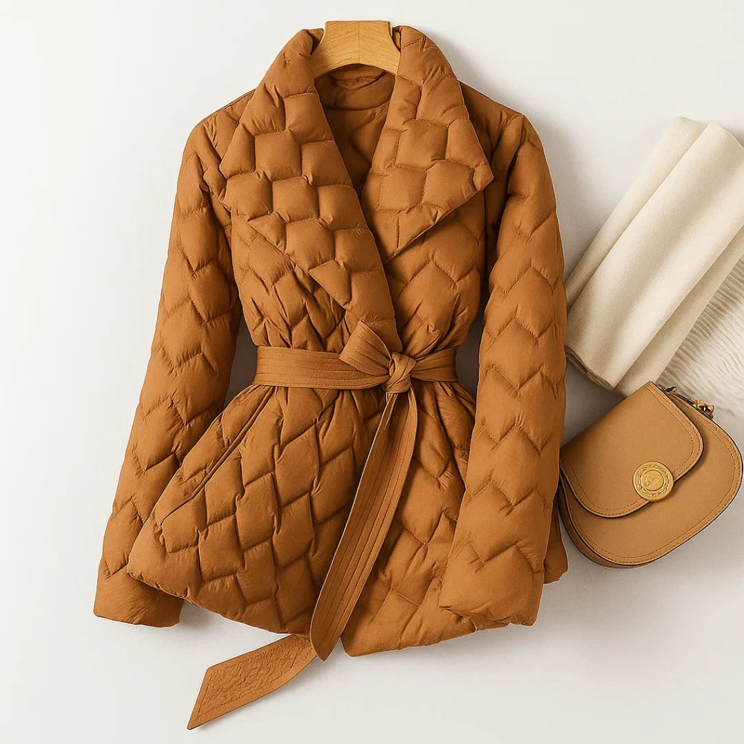 Kupferbraune Damen Steppjacke mit Schalkragen, Bindegürtel und warmem Futter für den Herbst/Winter.