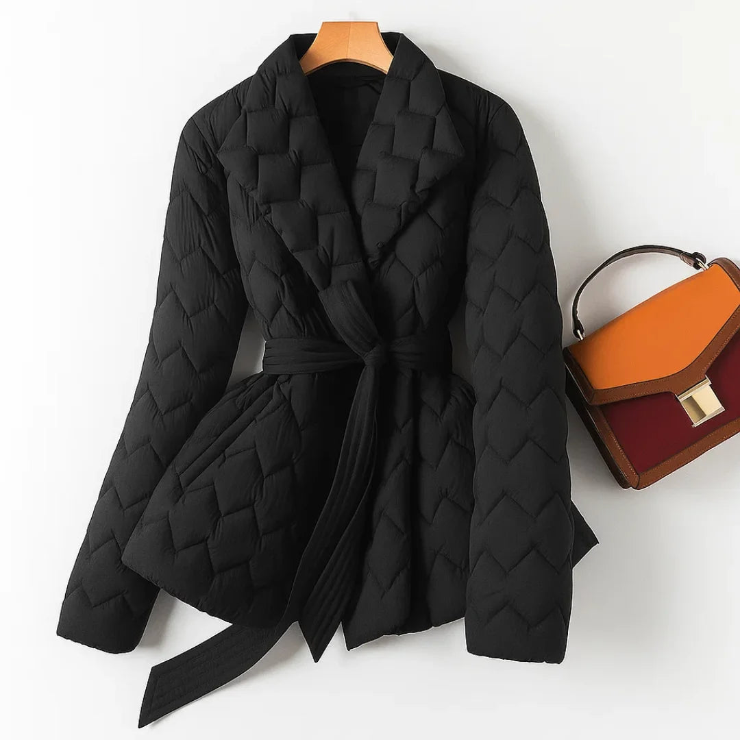 Perlschwarze Damen Steppjacke mit Schalkragen, Bindegürtel und weichem, wärmendem Material für optimalen Tragekomfort.