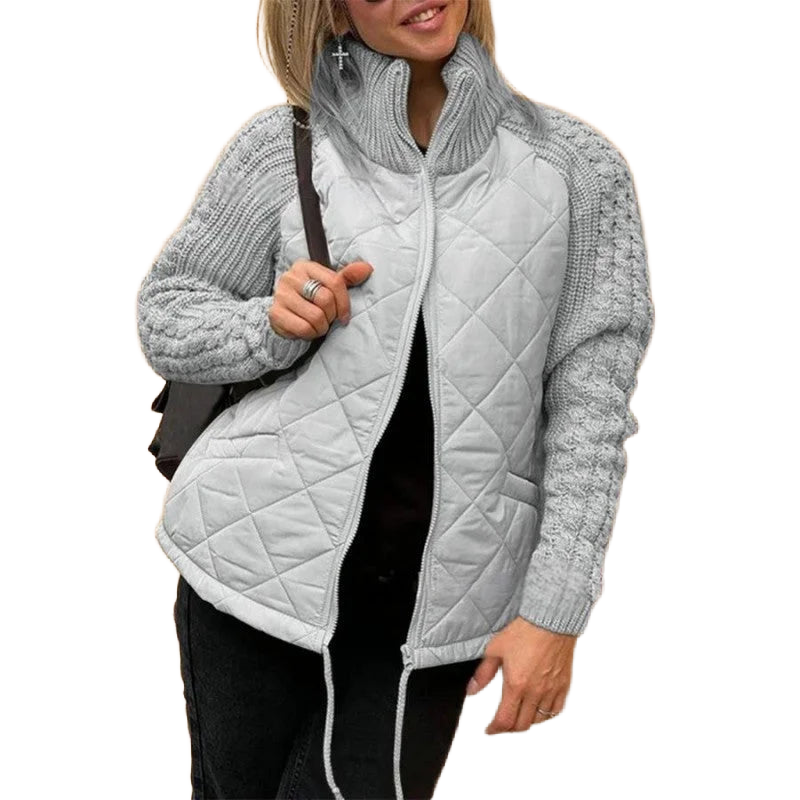 Silbergraue Damen Strickjacke mit Stehkragen, Reißverschluss und weicher Strickstruktur für Komfort und Stil.