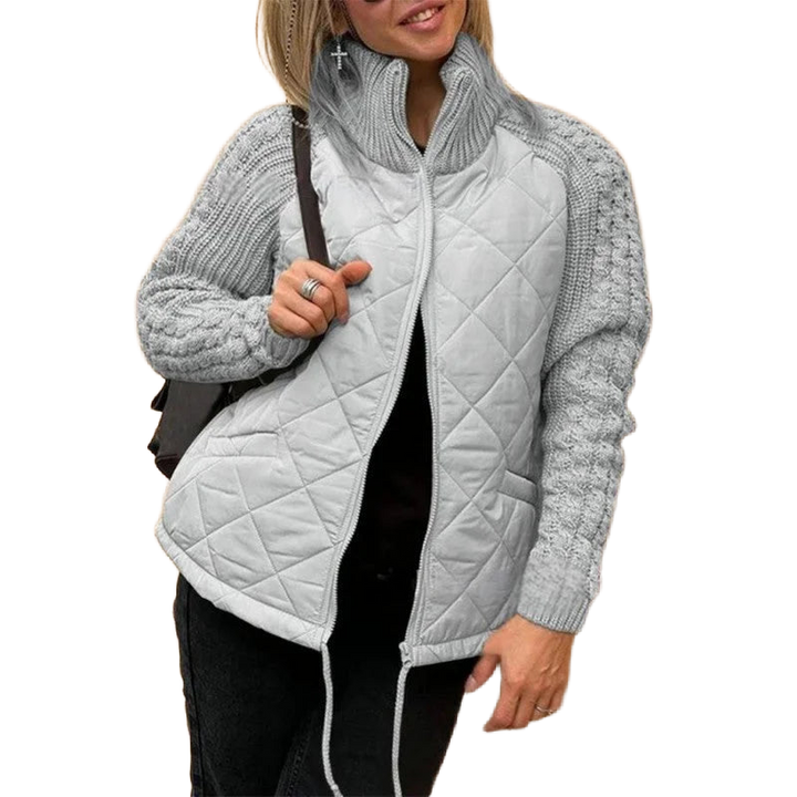 Silbergraue Damen Strickjacke mit Stehkragen, Reißverschluss und weicher Strickstruktur für Komfort und Stil.