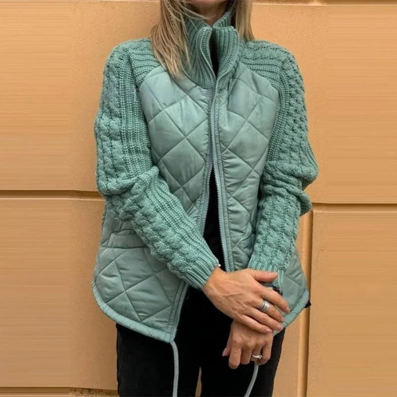 Damen Steppjacke in Meeresgrün mit Strickärmeln, hohem Kragen und leichtem Futter für warmen, komfortablen Tragekomfort.