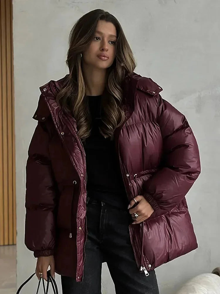 Damen Steppjacke aus strapazierfähigem Material, mit Taillenzug und abnehmbarer Kapuze für den Winter 2025.