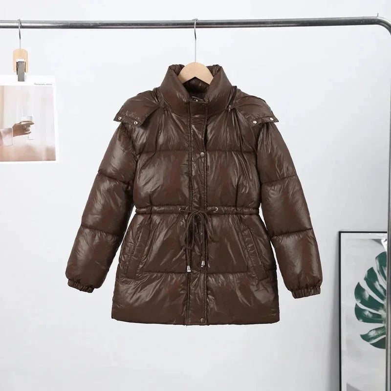 Braune Damen Steppjacke mit Taillenzug und Kapuze, ideal für Winter 2025; warmes Material und sportliches Design.