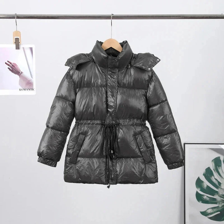 Grau Damen Steppjacke mit Taillenzug, Kapuze und warmem, strapazierfähigem Material für den Winter 2025.