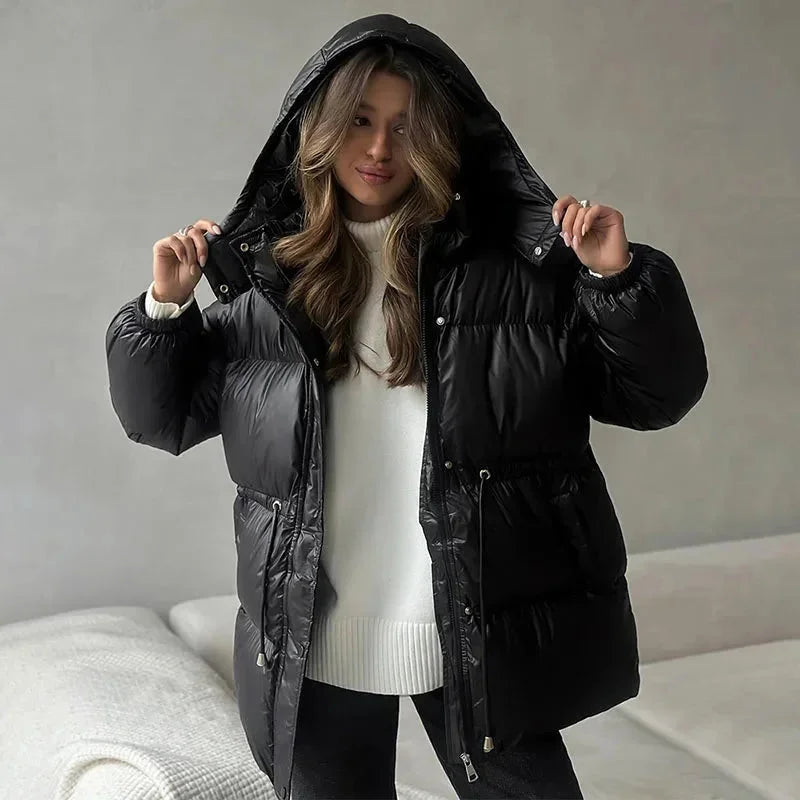 Schwarze Damen Steppjacke mit Taillenzug und Kapuze, warmes Material, perfekte Passform für den Winter 2025.