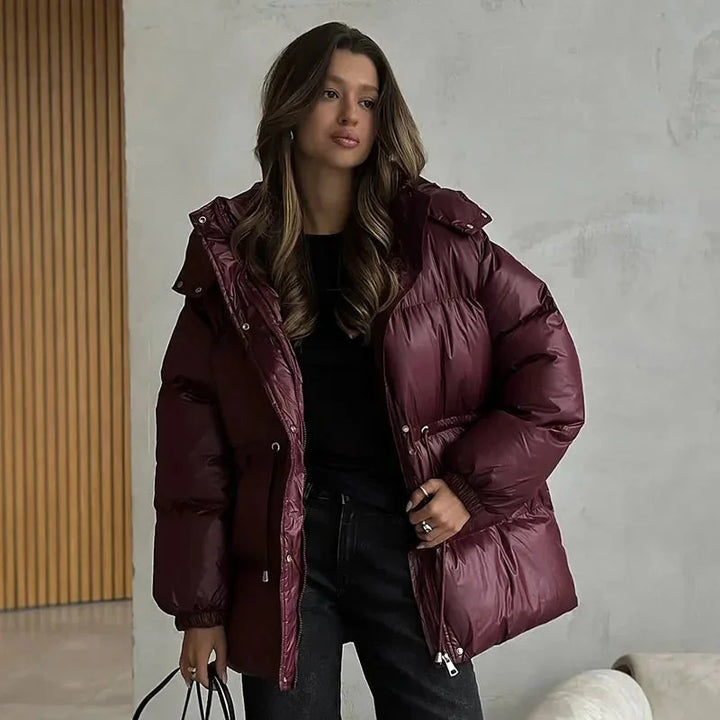 Weinrote Damen Steppjacke mit Taillenzug, Kapuze und isolierendem Material für winterliche Temperaturen 2025.
