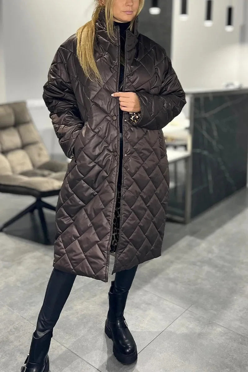 Braune Damen Steppjacke mit wendbarem Design und Leopardenfutter, ideal für wechselhaftes Wetter und gemütliche Tage.