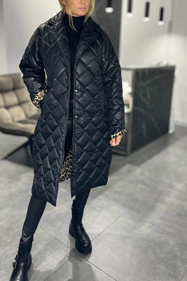 Schwarze Damen Steppjacke mit Wendeoption, gefüttert mit Leopardenmuster, ideal für kühle Tage.