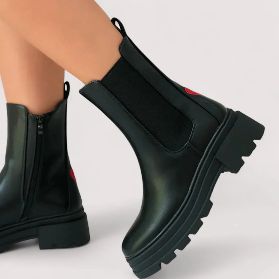 Schwarze Damen Stiefeletten aus Leder mit Reißverschluss und rutschfester Profilsohle für optimalen Halt.
