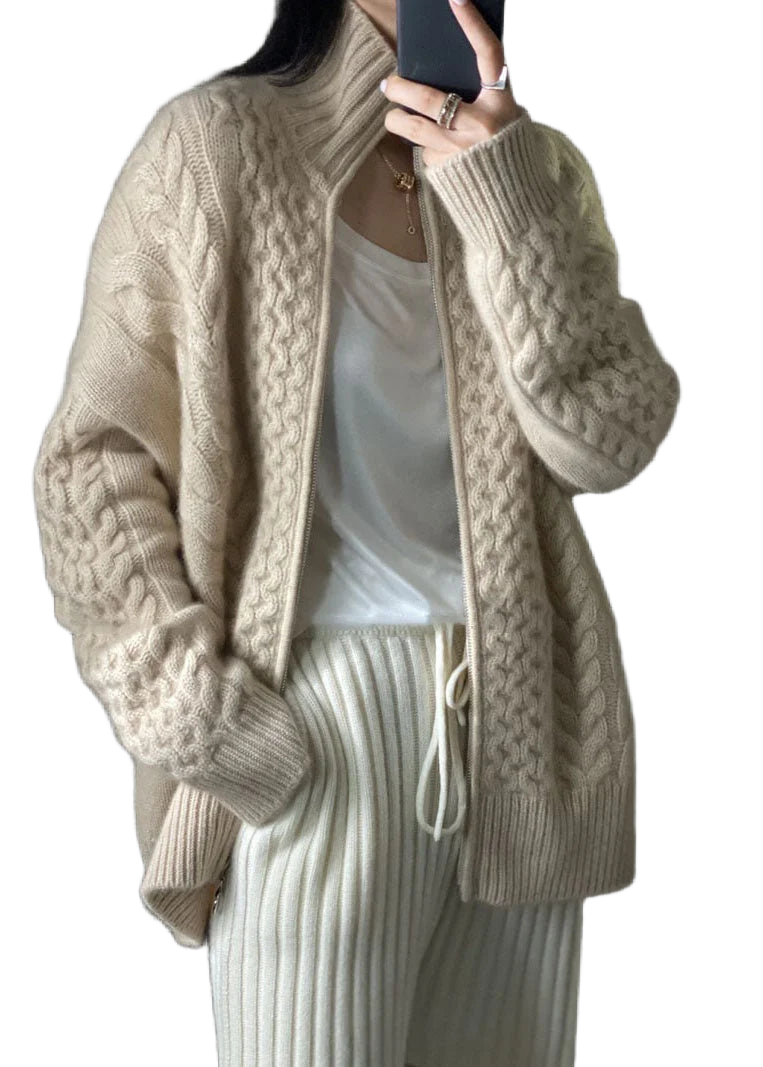 Beige Damen Strickjacke aus weichem Material, Zopfmuster und praktischen Reißverschluss für angenehmen Tragekomfort.