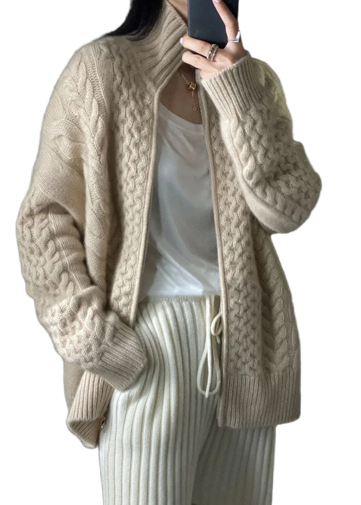 Beige Damen Strickjacke aus weichem Material, Zopfmuster und praktischen Reißverschluss für angenehmen Tragekomfort.