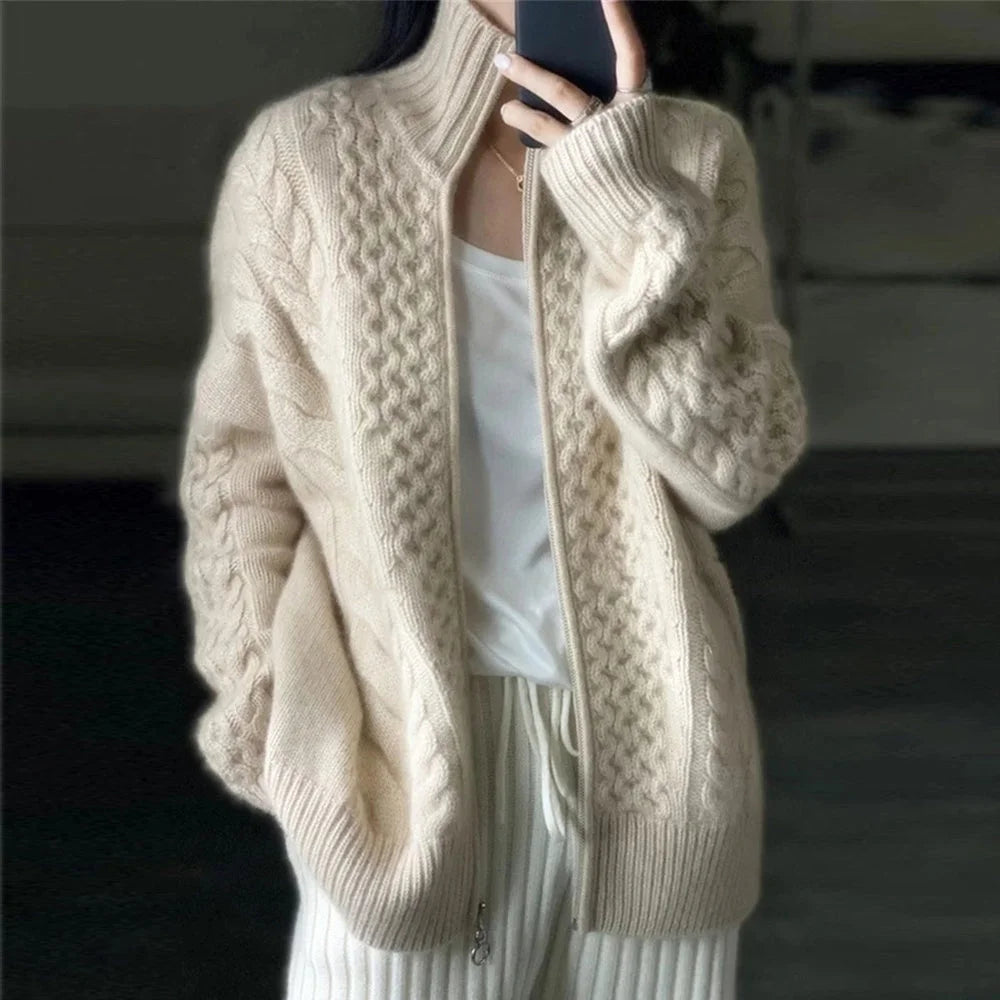 Beige Damen Strickjacke mit Zopfmuster, Reißverschluss und weichem Material, ideal für kühle Tage.