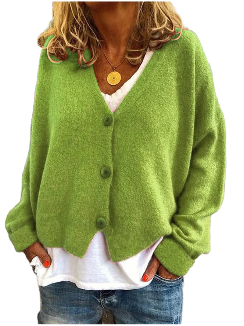 Damenkurzstrickjacke in Hellgrün, V-Ausschnitt, mit Knöpfen, aus weichem Material für angenehmen Tragekomfort.