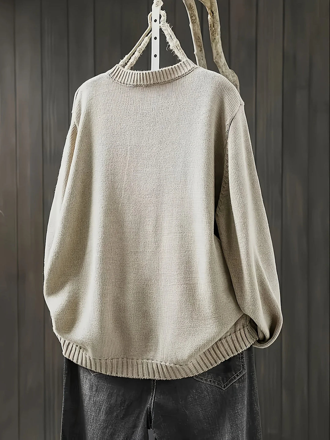 Damen Strickjacke aus weichem Material mit bunten Knöpfen und lässigem Design, ideal für herbstliche Outfits.