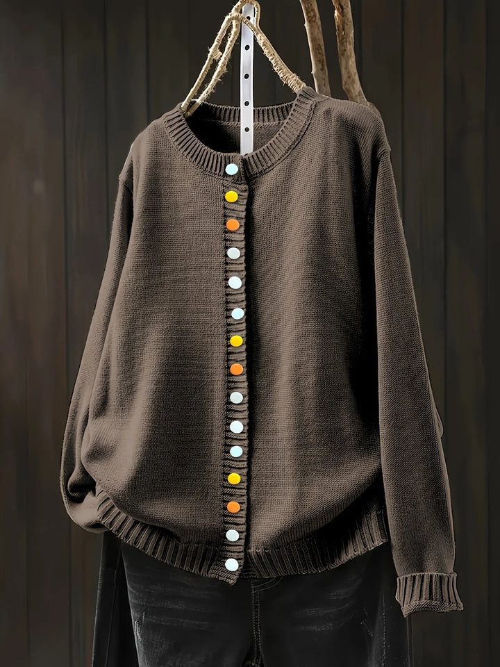 Braune Damen Strickjacke aus weichem Material mit bunten Knöpfen und klassischem Schnitt für den Alltag.