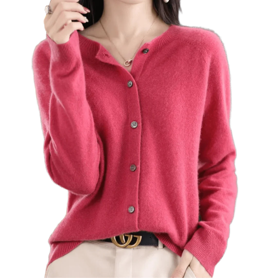 Damen Strickjacke in Dunkelrosa mit Knöpfen, V-Ausschnitt und weichem, elastischem Material für komfortable Passform.