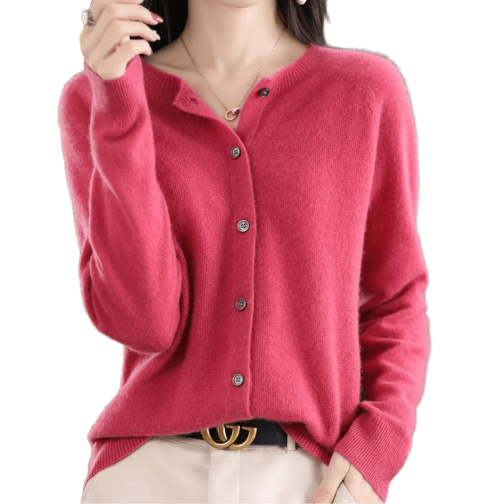 Damen Strickjacke in Dunkelrosa mit Knöpfen, V-Ausschnitt und weichem, elastischem Material für komfortable Passform.