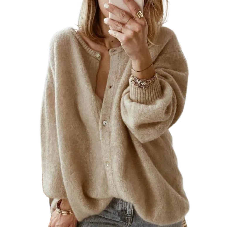 Beige Damen Strickjacke in Übergröße mit Knopfleiste, aus weichem Strickmaterial, ideal für Freizeit und Alltag.