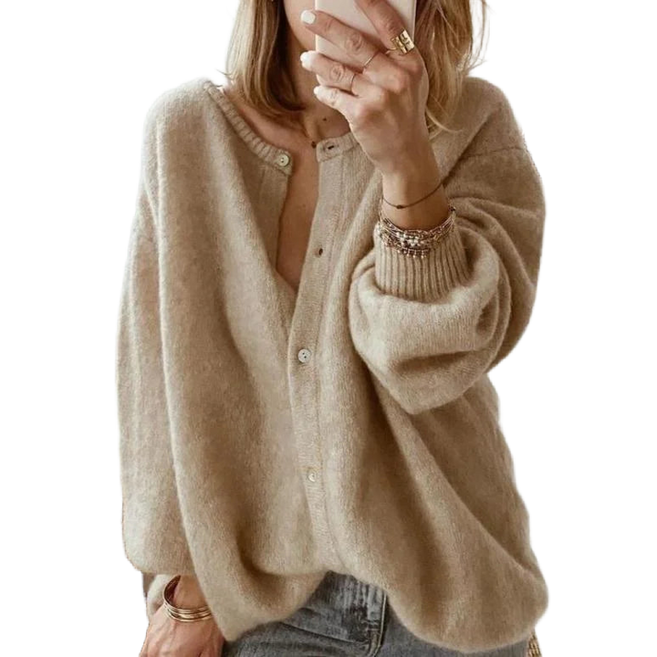 Beige Damen Strickjacke in Übergröße mit Knopfleiste, aus weichem Strickmaterial, ideal für Freizeit und Alltag.
