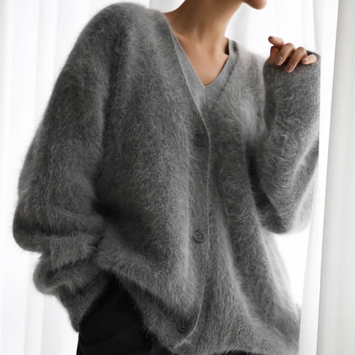 Grau Damen Strickjacke mit Knopfleiste, überschnittenen Schultern und weichem Material für komfortablen Sitz und lässigen…