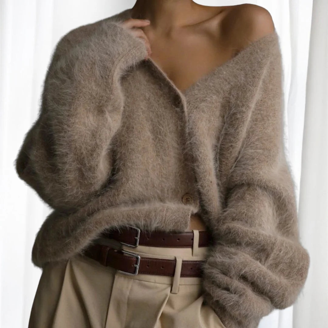 Damen Strickjacke in Khaki, gefertigt aus weichem Material, mit Knopfleiste und lässigen, überschnittenen Schultern.