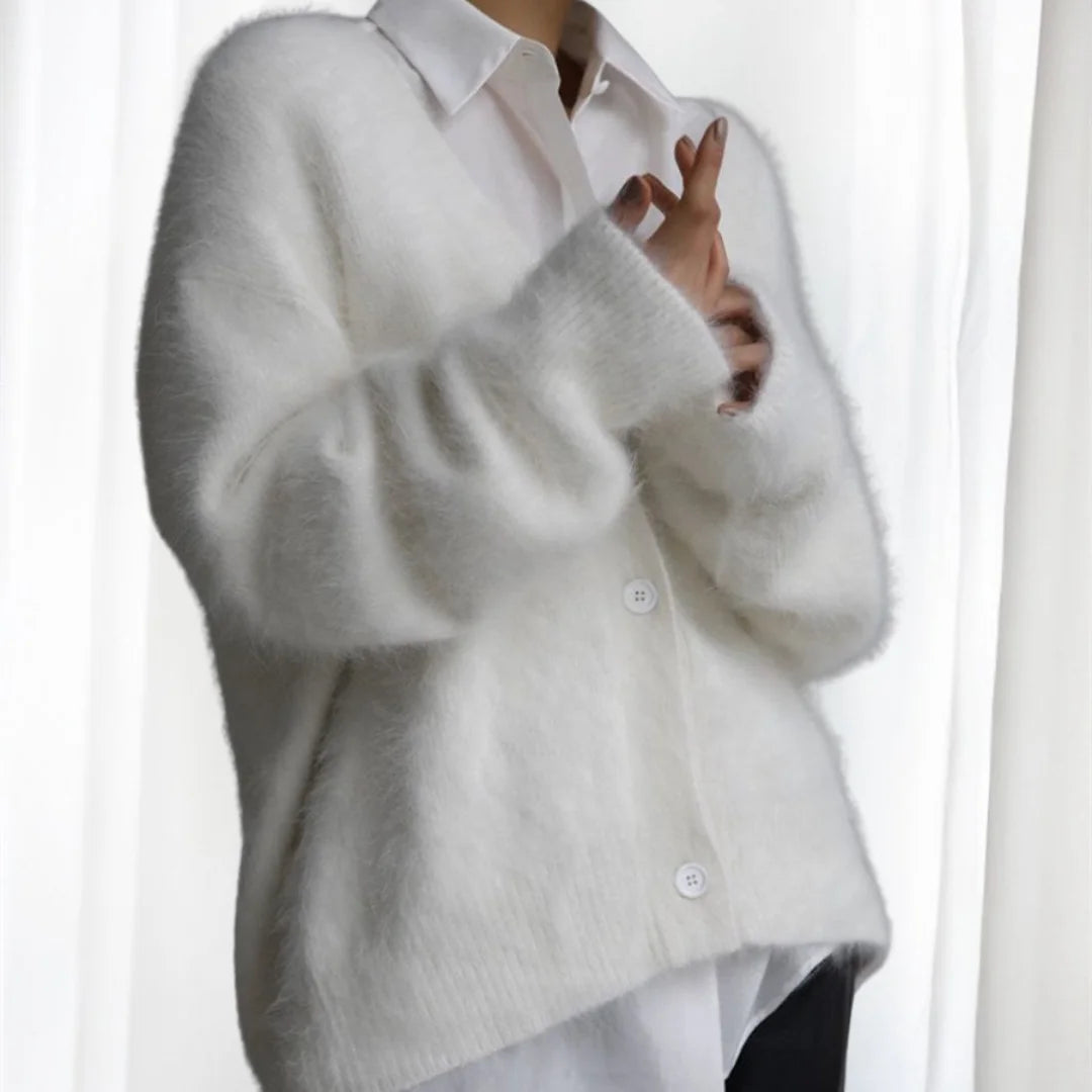 Weißer Damen Strickjacke mit Knopfleiste, überschnittenen Schultern und weichem, gemütlichem Material. Ideal für kühle Tage.