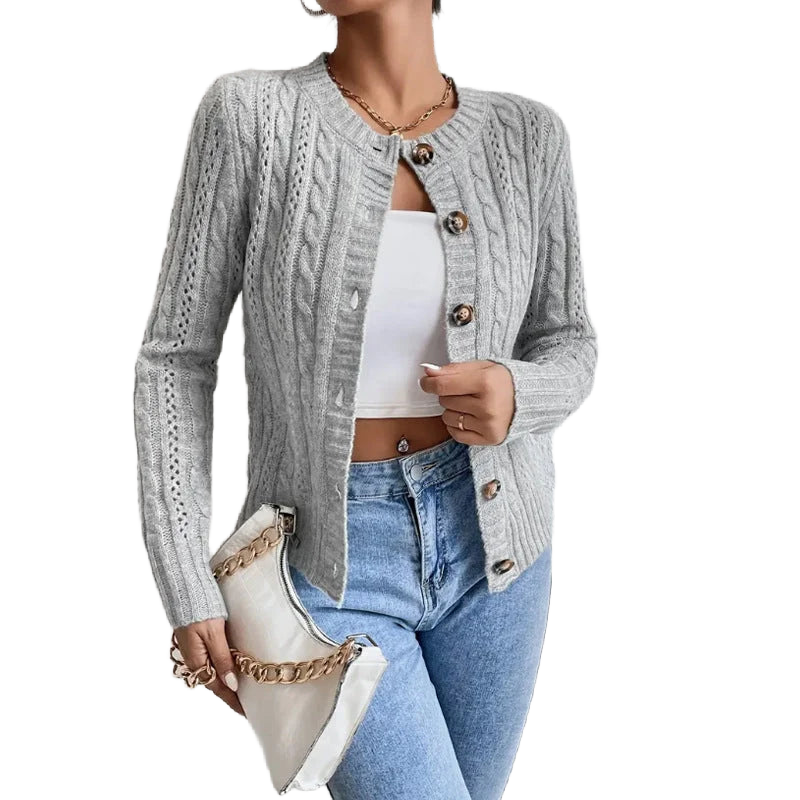 Grau Damen Strickjacke mit Knopfleiste, Zopfmuster und weichem Material für gemütlichen Tragekomfort an kühlen Tagen.