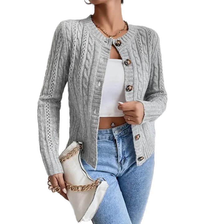 Grau Damen Strickjacke mit Knopfleiste, Zopfmuster und weichem Material für gemütlichen Tragekomfort an kühlen Tagen.