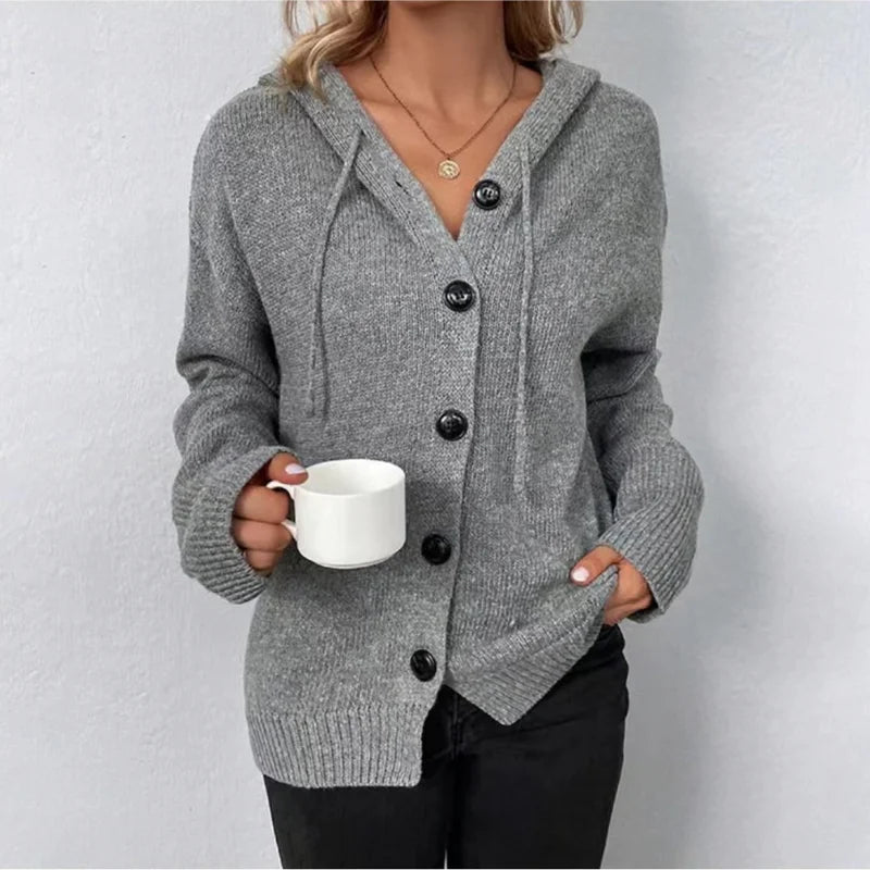 Damen Strickjacke aus weichem Baumwoll-Mix, mit Knöpfen und Kapuze für einen lässigen Look und hohen Tragekomfort.