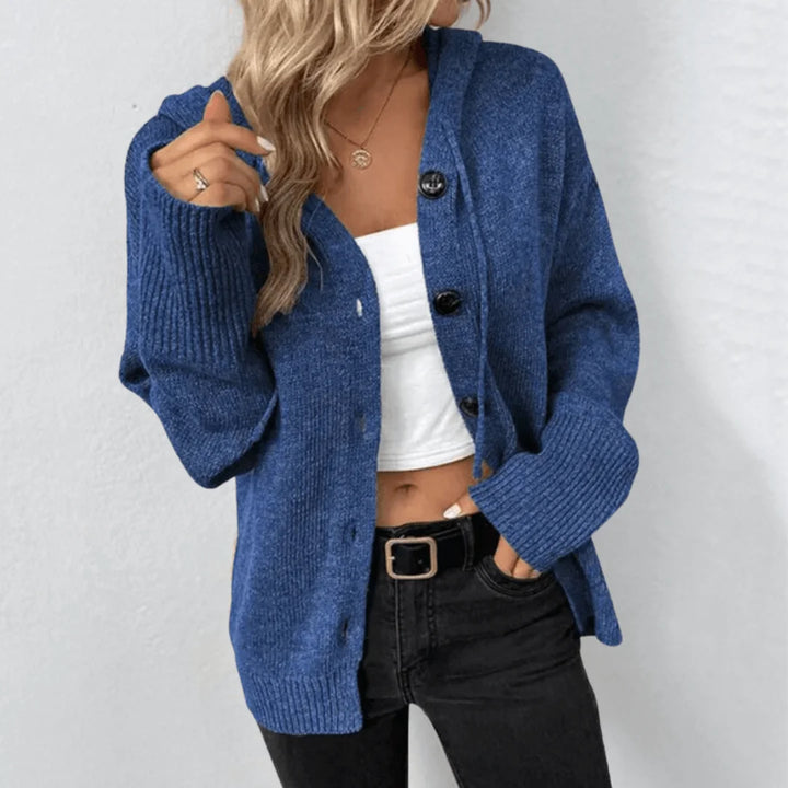 Damen Strickjacke in Blau, aus weichem Baumwollmix, mit Knöpfen und praktischer Kapuze für Komfort und Stil.