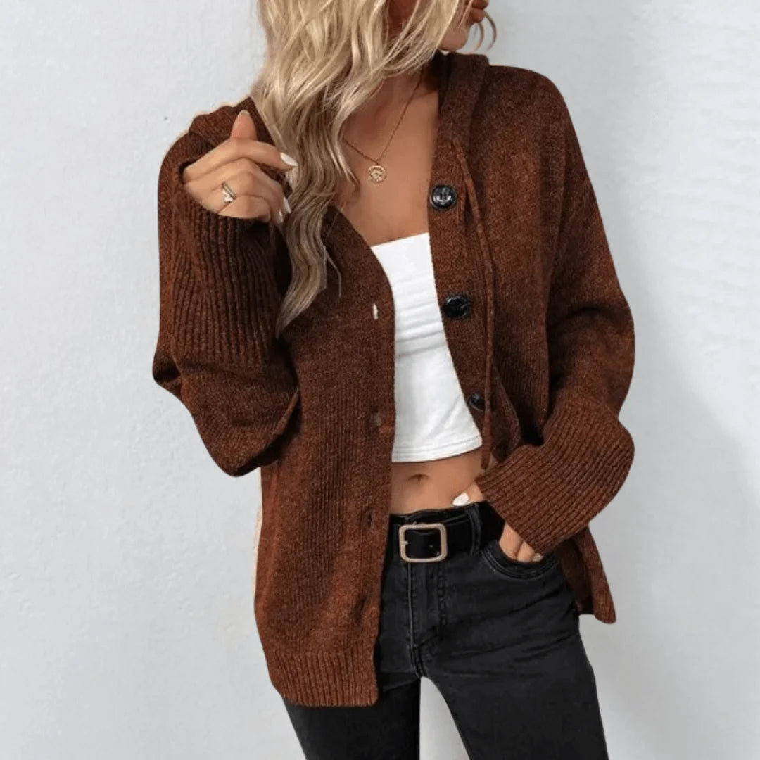 Braune Damen Strickjacke mit Kapuze, Knöpfen und weichem, warmem Material, ideal für kühle Tage.