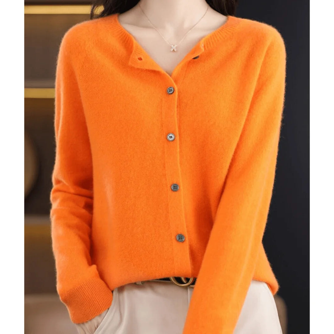 Orange Damen Strickjacke mit Knöpfen und V-Ausschnitt, aus weich gestricktem Material für Komfort und Stil im Alltag.