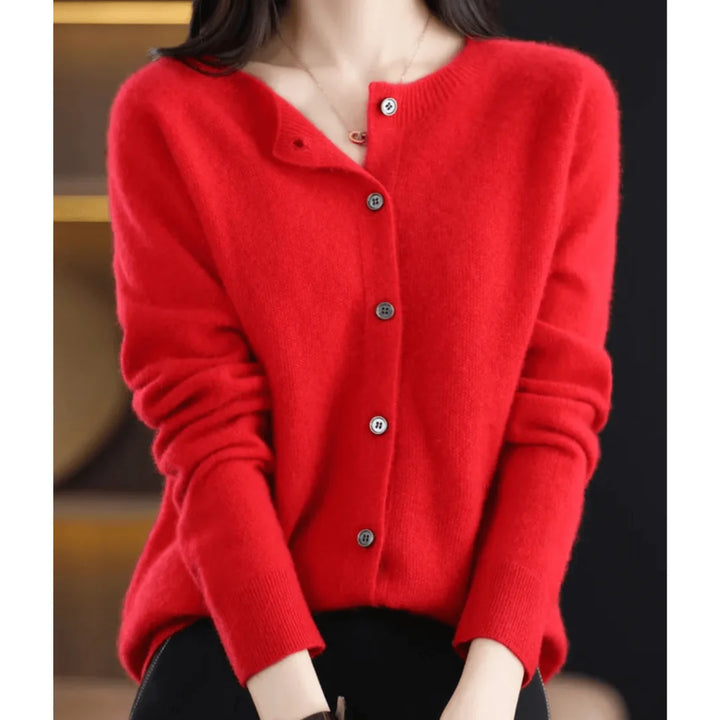 Rote Damen Strickjacke mit Knöpfen, V-Ausschnitt und weichem Material, ideal für verschiedene Freizeitlooks.