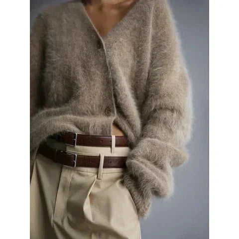 Schlichte Damen Strickjacke mit Knöpfen aus weichem Material und gesticktem Detail, ideal für den lässigen Alltag.