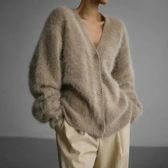 Beige Damen Strickjacke aus weichem Material mit Knöpfen und klassischem Design für vielseitige Kombinationsmöglichkeiten.