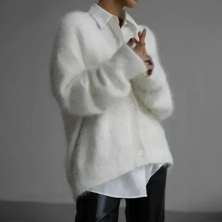Weiße Damen Strickjacke mit Knöpfen, aus weichem Material, gemütlichem Schnitt und praktischen Taschen.