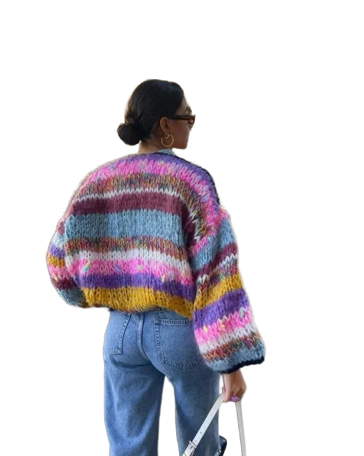 Damenstrickjacke in Lila, offene Vorderseite, farbenfrohes Design, Hergestellt aus weichem, atmungsaktivem Material.