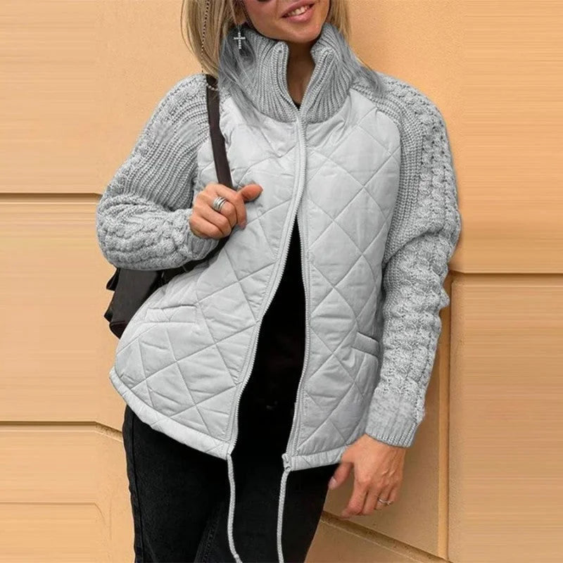 Silbergraue Damen Strickjacke mit Stehkragen, Reißverschluss und weicher Strickstruktur für Komfort und Stil.