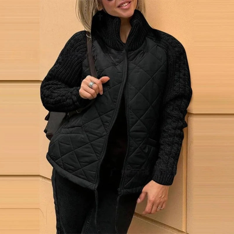 Damen Strickjacke in Tiefschwarz mit Stehkragen und Reißverschluss, aus weichem Material, ideal für kühlere Tage.