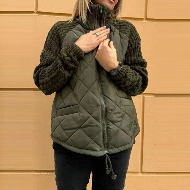 Waldgrüne Damen Strickjacke mit Stehkragen, Reißverschluss und weichem, gemütlichem Strickmaterial für kühle Tage.