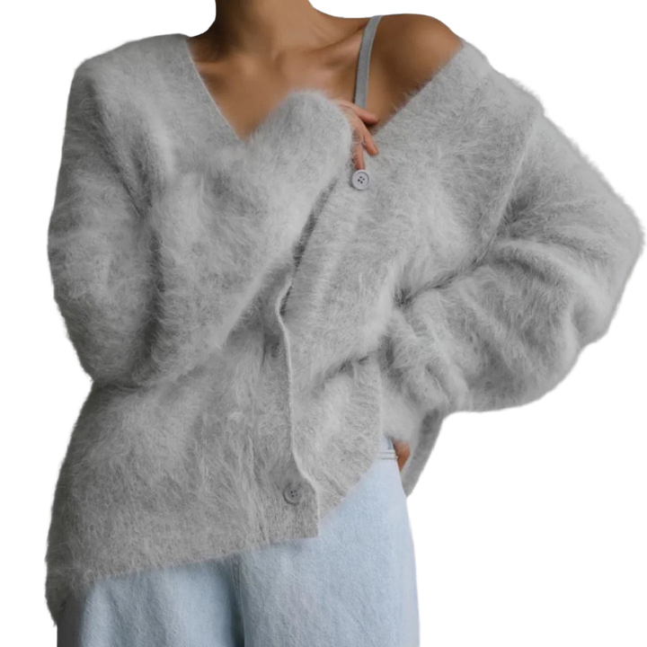 Hellgraue Damen Strickjacke mit Knopfleiste, überschnittenen Schultern und weichem, atmungsaktivem Strickmaterial.