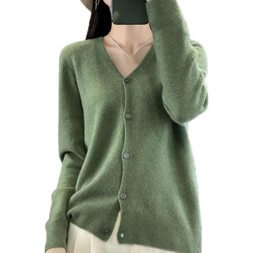 Damen Strickjacke in Bohnengrün, V-Ausschnitt, Knopfleiste, aus weichem Material, geeignet für kühle Tage.