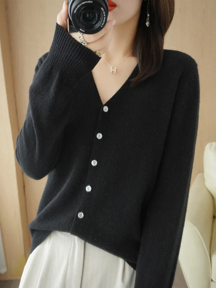 Schwarze Damen Strickjacke mit V-Ausschnitt, Knopfleiste und weichem Material, ideal für schlichte Eleganz und Alltag.