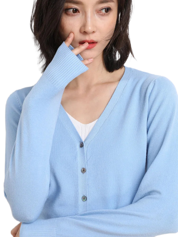 Damen Strickjacke in Himmelblau, V-Ausschnitt, Knopfleiste, weiches Material, ideal für lässige Outfits.